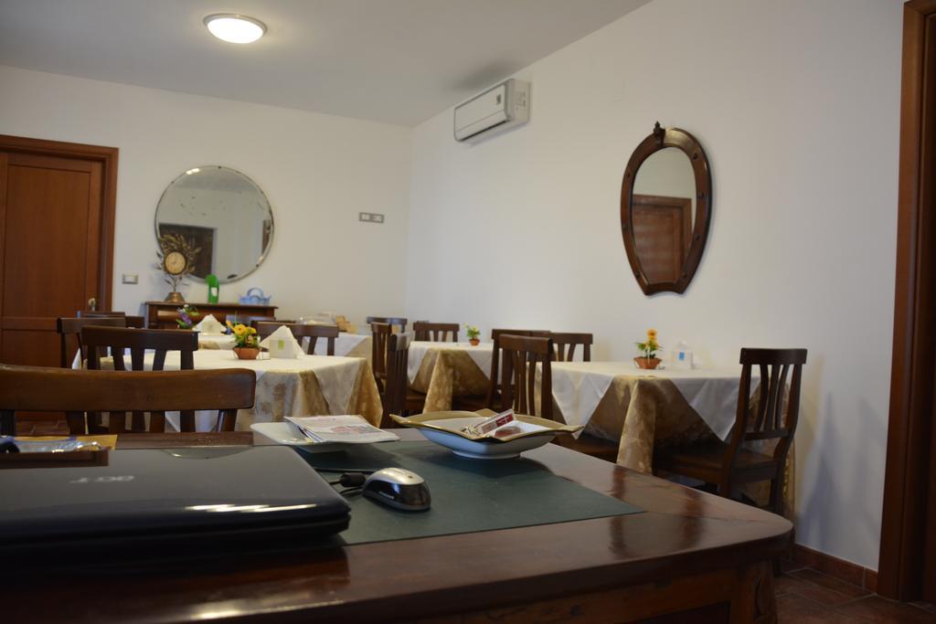 B&B La Casa Rossa เปาลา ภายนอก รูปภาพ